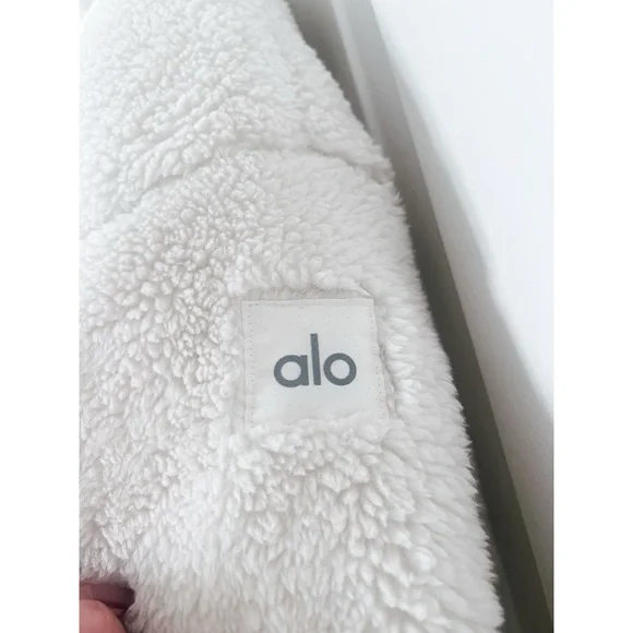 Men’s Alo Yoga Sherpa Stage Puffer - Picture 8 of 16